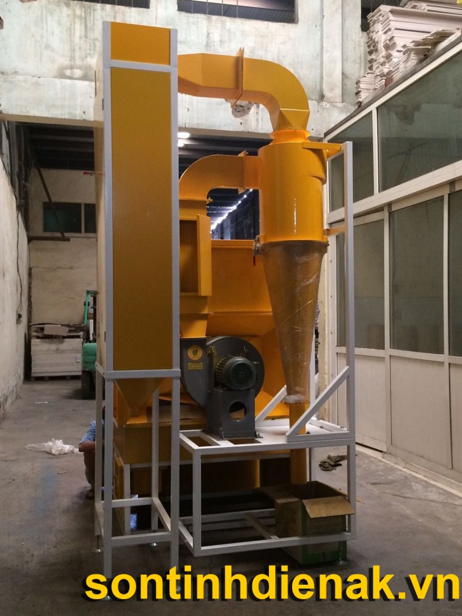 Hình ảnh thực tế buồng phun sơn thủ công cơ bản với một súng phun sơn