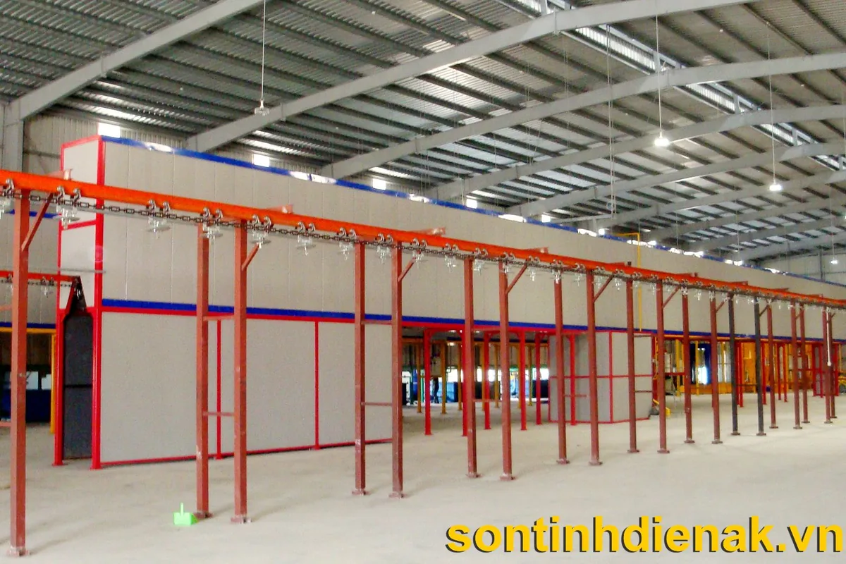 Lò sấy khô tự động vách panel xám khung đỏ cạnh tuyến xích tải
