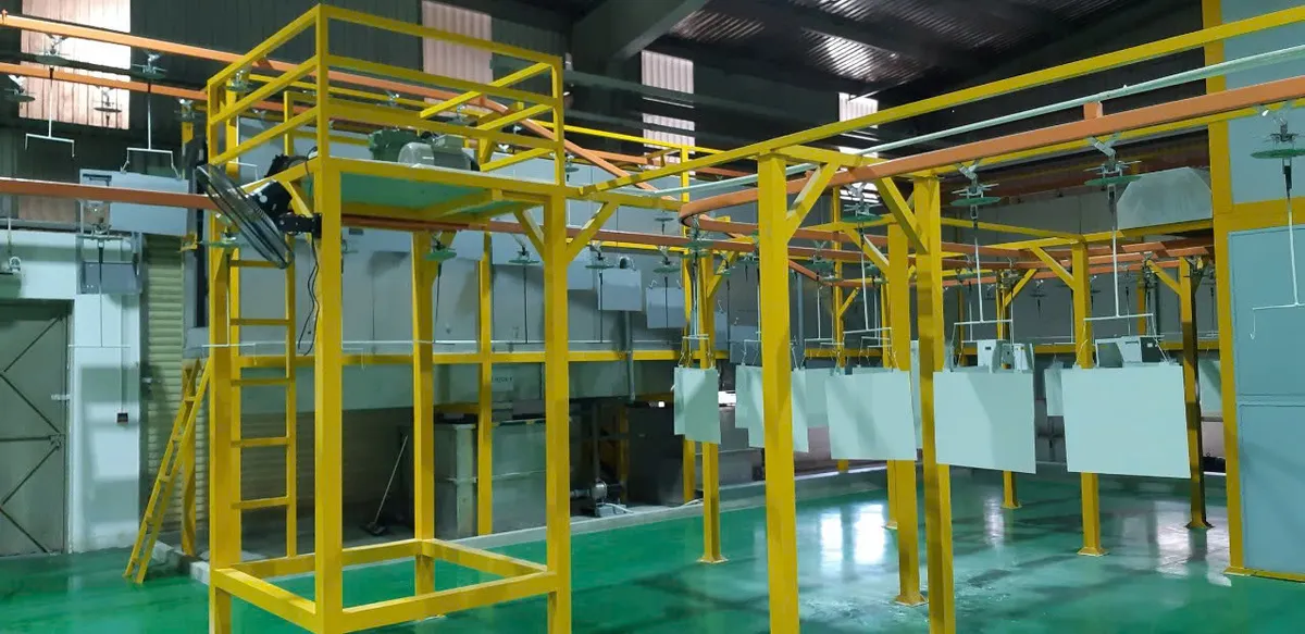 Dây chuyền sơn tĩnh điện tự động SUNHOUSE với cụm động cơ kéo xích đặt trên giàn khung vàng